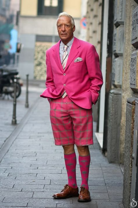 MILAN MEN STREET STYLE 2014 Colorful Mens Fashion, Men Street Look, Colorful Suit, Men In Pink, Handsome Italian Men, Handsome Men Quotes, Handsome Style, Handsome Arab Men, Style 2014