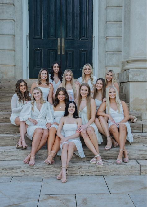 Large group senior picture ideas Grad Group Photo Ideas, Sorority Group Pictures Photo Shoot, Large Group Graduation Pictures, Big Group Graduation Pictures, Sorority Group Photos, Graduation Photos Group, Sgrho Photoshoot, Group Graduation Pictures, Group Senior Pictures