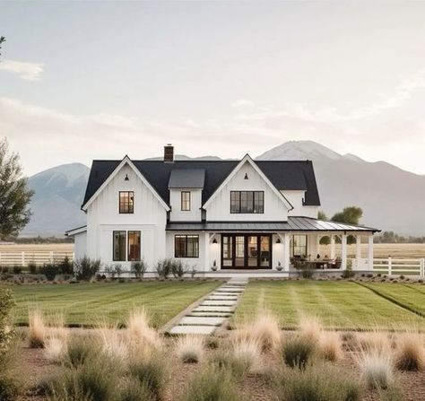 Achieve a classic farmhouse look with timeless exterior elements. Country Style Homes Exterior, Aesthetic House Outside, Big Country Homes, House Astethic, Outside Of House, Texas Houses, Country House Exterior, Farmhouse Exteriors, Country Home Exterior