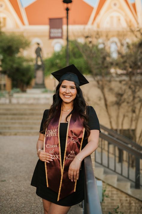 Graduation Stole Pictures, Wgu Graduation Pictures, Grad Photos Plus Size, Stairs Graduation Pictures, College Grad Poses Picture Ideas, Chico State Graduation Pictures, Winter Graduation Pictures College, University Graduation Poses, Graduation Photoshoot Flowers