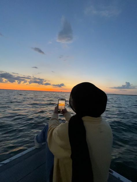 #sunset #pocidea #aesthetic #hijabi #beach #ocean #summer #summeraesthetic Hijabi Beach, Aesthetic Hijabi, The Sky, A Photo