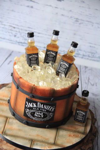 Jack Daniels Cake https://www.facebook.com/Cake-Addict-1387963974799261/ Jack Daniels Torte, Bolo Jack Daniels, Festa Jack Daniels, Jack Daniels Birthday, Jack Daniels Cake, Liquor Cake, Alcohol Cake, Barrel Cake, Whiskey Cake