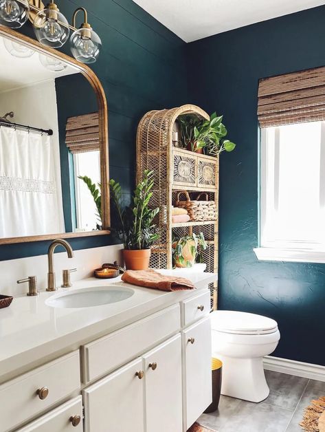 Gold Mirror Bathroom Ideas, Teal Boho Bathroom, Rattan Bathroom Decor, Textured Walls Bathroom, Dark Boho Bathroom Ideas, Eclectic Home Bathroom, Dark Yellow Bathroom, Teal Bathroom Walls, Yellow Boho Bathroom