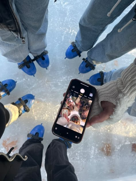 Winter Aesthetic Sleepover, Christmas Skating Aesthetic, Aesthetic Winter Pics With Friends, Christmas Aesthetic Skating, Ice Skating Outfit Christmas, Winter Ice Skating Aesthetic, Aesthetic Christmas With Friends, Winter Aesthetic Ice Skating, Friends Ice Skating Aesthetic