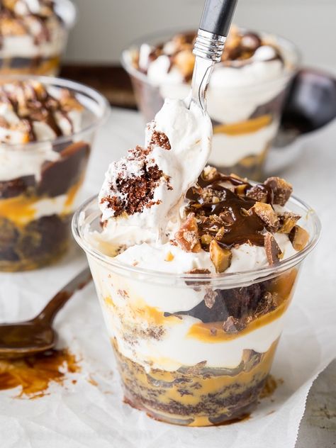 Single Serve Wedding Desserts, Small Desserts For Parties Bite Size, Shooters Recipes, Dessert Auction, Better Than Anything Cake, Deli Ideas, Cups Recipes, Jar Desserts, Chocolate Parfait