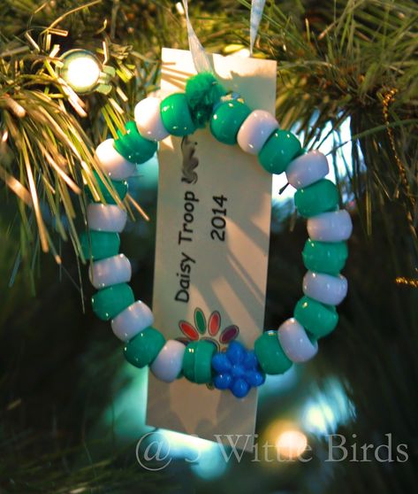 Could make this more of a wreath with ribbon added between beads and holiday colors. GS swaps ideas Girl Scout Daisy Petals, Girl Scout Daisies, Girl Scout Daisy Activities, Girl Scout Meeting Ideas, Girl Scout Promise, Girl Scout Gifts, Girl Scout Law, Girl Scout Troop Leader, Girl Scout Daisy