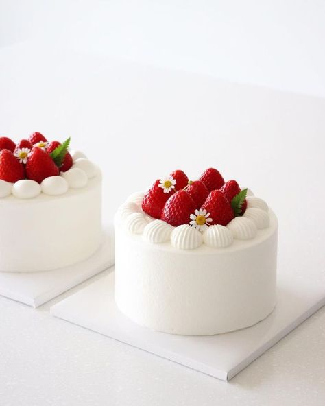 Birthday Cakes With Strawberries, Cute Small Cakes, Korean Strawberry Cake, Small Cakes Ideas, Strawberry Cake Ideas, Mini Cake Decorating, Mini Strawberry Cake, Strawberry Cake Design, Birthday Cake Mini