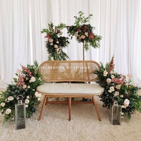 Mini Pelamin Tunang Rustic, Simple Wedding Throne Decoration, Pelamin Rustic Simple, Enggament Decoration Simple, Mini Pelamin Tunang Simple, Pelamin Rumah Simple, Pelamin Tunang Simple Klasik, Pelamin Aesthetic, Pelamin Tema Klasik