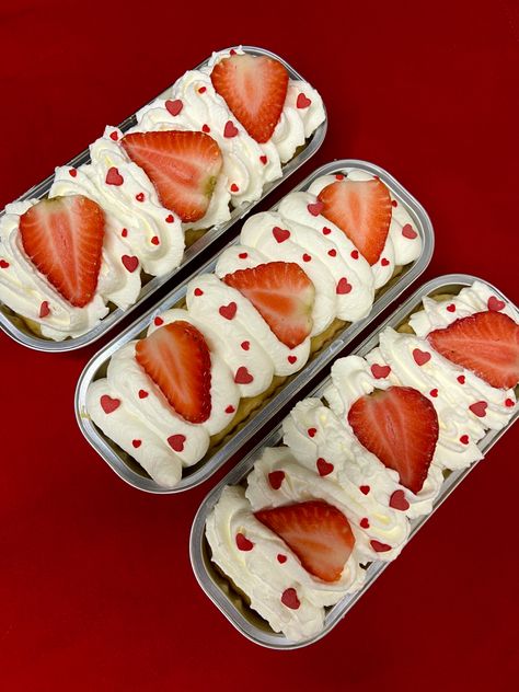 Mother’s Day Mini Tin Cakes, Mini Cake Tins Ideas, Mini Loaf Cakes Valentines, Tres Leches Cake Individual, Mini Cake Tray Ideas, Tin Cakes Design, Mini Pan Cakes Ideas, Mini 3 Leches Cake, Individual Cake Slices