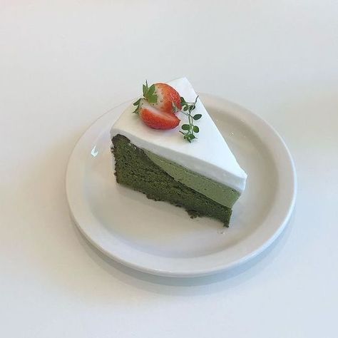 green aesthetic soft pastel korean japanese green tea green cake green clothing skincare flowers snacks matcha b e v e r l y Cake Matcha, Pretty Dessert, A Piece Of Cake, Piece Of Cake, Cute Desserts, Dessert Drinks, Sweet Cakes, Pretty Cakes, Cafe Food