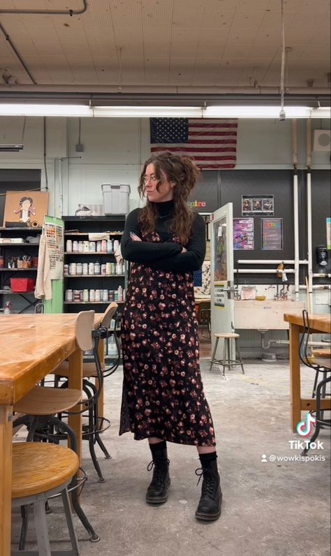 Teacher Appropriate Outfits, Art Teacher Outfits, Cute Teacher Outfits, Dark Florals, Teaching Outfits, Estilo Hippie, Black Combat Boots, Teacher Outfit, Mode Chic