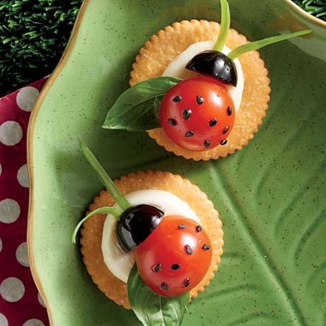 Decorações Com Comidas, Food Art For Kids, Tea Party Food, A Ladybug, Party Food Platters, Charcuterie Recipes, Appetizer Bites, Easy Food Art, Snacks Für Party