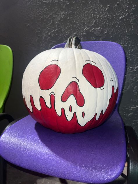 Halloween paintwd pumpkin. Poison apple. Disney pumpkin Red Painted Pumpkin Ideas, Disney Villain Painted Pumpkins, Pumping Painting Ideas Cute, Snow White Pumpkin Decorating Ideas, Poison Apple Pumpkin Carving, Poison Apple Pumpkin Painting, Painted Pumpkins Characters, Acotar Pumpkin, Cruella Pumpkin