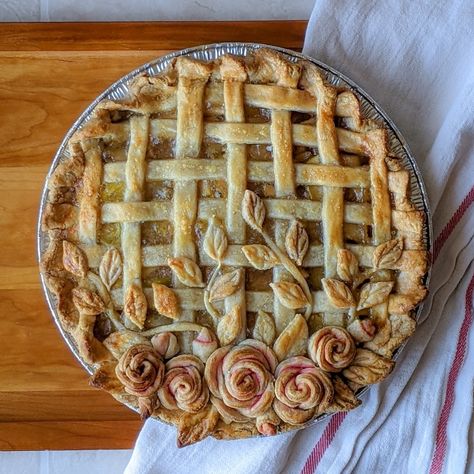 Neopolitan Cake, Creative Pie Crust, Pretty Pie Crust, Fancy Pie Crust, Pie Crust Art, Creative Pies, Crust Designs, Apple Pie Crust, Decorative Pie Crust