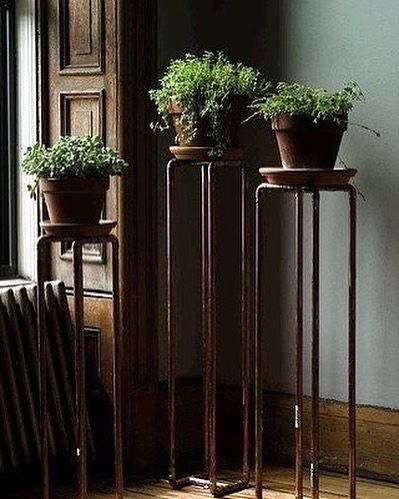 DIY plant stands made from copper pipe. These are a breeze to make with parts from your local hardware store. Diy Pedestal, Plants Stand, Cheap Plants, Indoor Pots, Plant Stand Ideas, Floor Heating Systems, Trendy Plants, Copper Diy, Diy Plant Stand