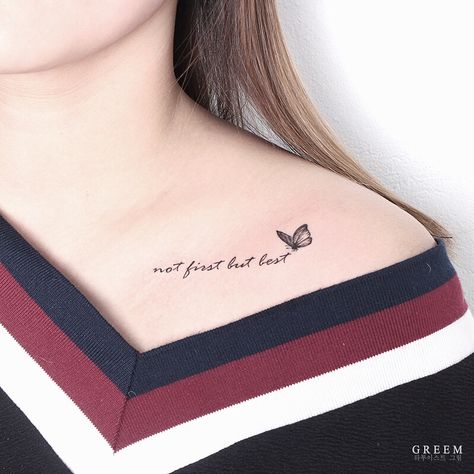 Tattoos are badass in general, but it's really the placement that can make all the difference. If you're looking for a spot that's seductive but easily covered Shoulder Tattoo Quotes, Shoulder Tattoos For Females, Collar Bone Tattoo Quotes, Tattoos For Females, Tato Dengan Makna, Small Shoulder Tattoos, Omerta Tattoo, Quote Tattoos, Bone Tattoos