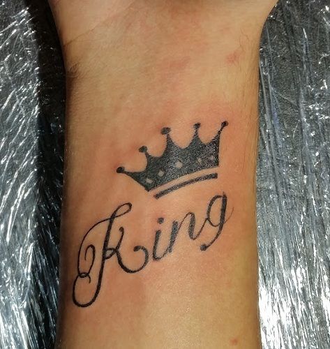 King Symbol Tattoo, King Tattoo Design, Kids Initial Tattoos, Small Crown Tattoo, Girl Symbol, Blessed Tattoos, Queen Of Hearts Tattoo, Designs Background, King Tattoo