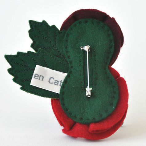 Idea: Attach pin without glue . . . hmmm Felt Pins, Felted Wool Crafts, Fabric Brooch, Rose Brooch, Felt Craft, Red Rose Flower, Felt Jewelry, Wool Projects, Felt Brooch