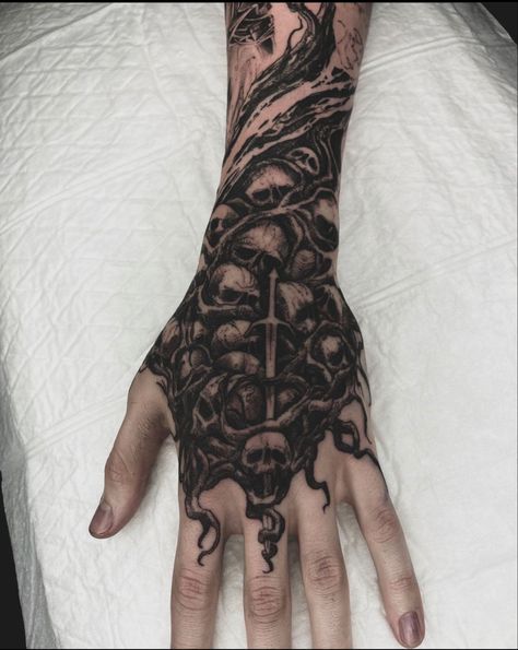 Biomech Tattoo, Gotik Tattoo, Full Hand Tattoo, Emo Tattoos, Skull Hand Tattoo, Tato Henna, Skull Sleeve Tattoos, Skull Sleeve, Hand And Finger Tattoos