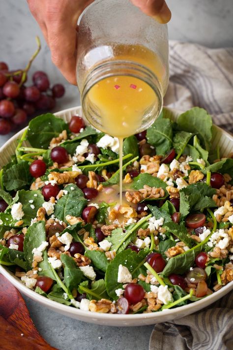 White Wine Vinaigrette, Recipe With Grapes, Kale Feta, Farro Salad Recipes, Farro Recipes, Salad With Grapes, Unique Salad, Kale Salad Recipes, Grape Recipes