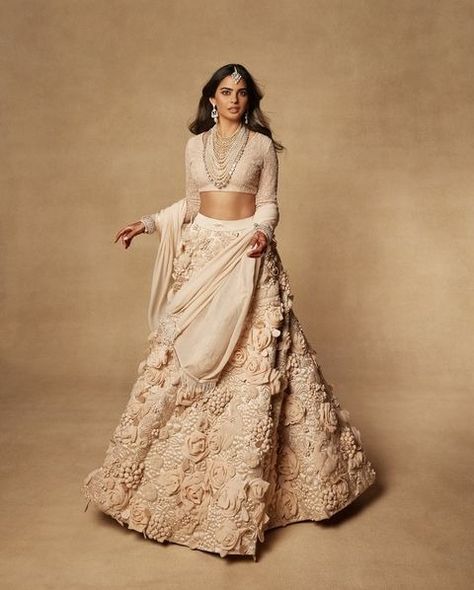 Isha Ambani, Anant Ambani, White Lehenga, Sabyasachi Lehenga, Lehenga Designs Simple, Indian Lehenga, Indian Bridal Outfits, Party Wear Indian Dresses, Indian Wedding Outfits