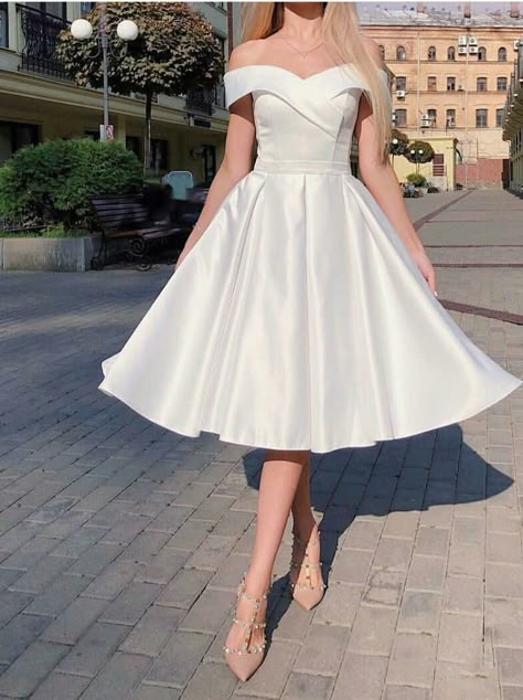 White Confirmation Dress, White Quince Court Dresses, White Confirmation Dresses, Vestidos Blancos Cortos Elegantes, White Formal Dress Short, White Dress Midi, Graduation Outfits For Women, Prom Dress White, Satin Sleeves