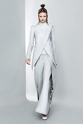 Paris Fashion Week: Futuristic fashion at Gareth Pugh | Style Fest Gareth Pugh, Futuristic Fashion, Future Fashion, Inspiration Mode, Mode Inspiration, Fashion Week Spring, Victoria Beckham, Alexander Wang, Look Fashion