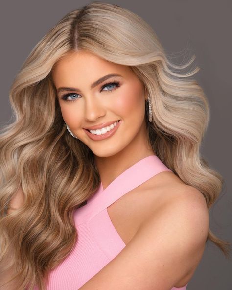 pageants • Instagram Beauty Pageant Headshots, Headshot Model Poses, Pageant Headshot Ideas, Headshot Poses Pageant, Pageant Hair For Teens Medium, Pageant Headshots Outfits, Pageant Hair Ideas, Natural Pageant Headshots, Pageant Headshots With Crown