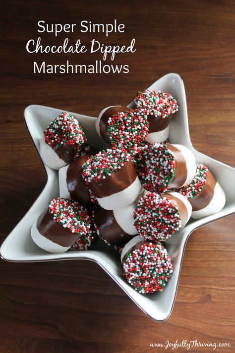 Chocolate Dip Recipe, Joululahjat Diy, Dipped Marshmallows, Covered Marshmallows, Chocolate Chip Shortbread Cookies, Chocolate Dipped Marshmallows, Marshmallow Dip, Homemade Snickers, Chocolate Covered Marshmallows