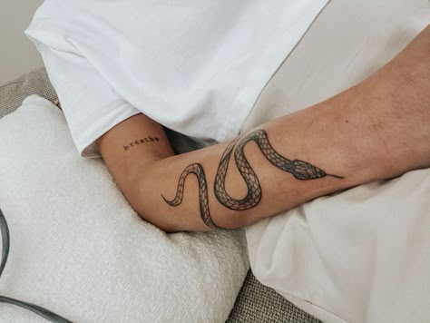 Arm Tattoo Designs, Around Arm Tattoo, Wrap Around Tattoo, Snake Tattoos, Small Forearm Tattoos, Snake Tattoo Design, Tattoo Inspiration Men, Cool Forearm Tattoos, Small Hand Tattoos