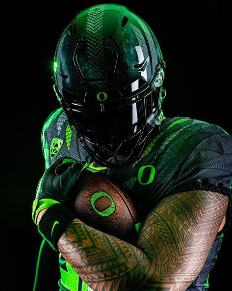 Oregon Ducks Uniforms, Cool Football Pictures, Oregon Football, Football Poses, Family Unity, Ducks Football, Nfl Football Art, Duck Wallpaper, Football Photography