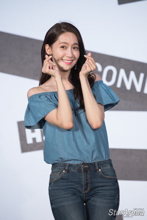 Yoona H:Connect Finger Heart Sign Finger Heart Pose Reference, Korean Heart Pose, Kpop Heart Pose, Heart Finger Pose, Heart Pose Reference, Finger Heart Pose, Korean Heart Sign, Heart Poses, Heart Pose