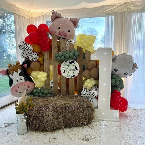 La Granja Birthday Party Ideas, Barnyard Birthday Backdrop, Farm Birthday Themes, Farm Decor Birthday Party, Farm Themed Balloons, Cute Farm Birthday Ideas, Farm Animal One Year Birthday, First Birthday Farm Animal Theme, 3rd Birthday Party Farm Theme