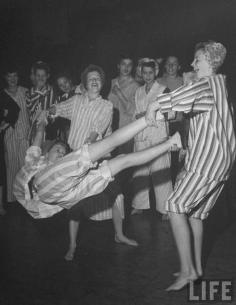 Tumblr, Vintage Slumber Party, 50s Teenagers, 1940s Aesthetic, Funny Vintage Photos, 1940s Photos, Weird Photography, 1940’s Fashion, Vintage Photos Women