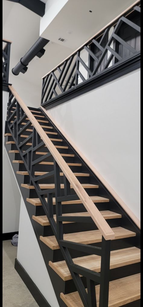 Staircase Design Railing Modern, Black Staircase Design, Grey And Black Staircase, Small Stair Case Ideas, Wood And Steel Staircase, White Oak And Black Staircase, Black Staircase Modern, Oak And Metal Staircase, Black Modern Stair Railing