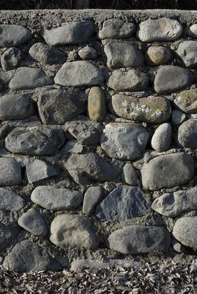 How to Build a Rock Wall With Cement Build A Rock Wall, Rock Wall Fencing, Rock Wall Landscape, Rock Fence, Rock Wall Gardens, Building A Stone Wall, Rock Retaining Wall, Stone Walls Garden, Dry Stack Stone