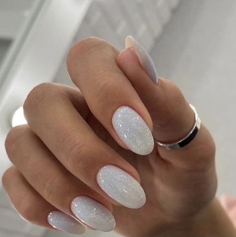 Oval Nails Winter, Winter Colors 2023, White Sparkly Nails, White Sparkle Nails, Oval Shaped Nails, Colors 2023, Milky Nails, Nail Color Trends, White Glitter Nails