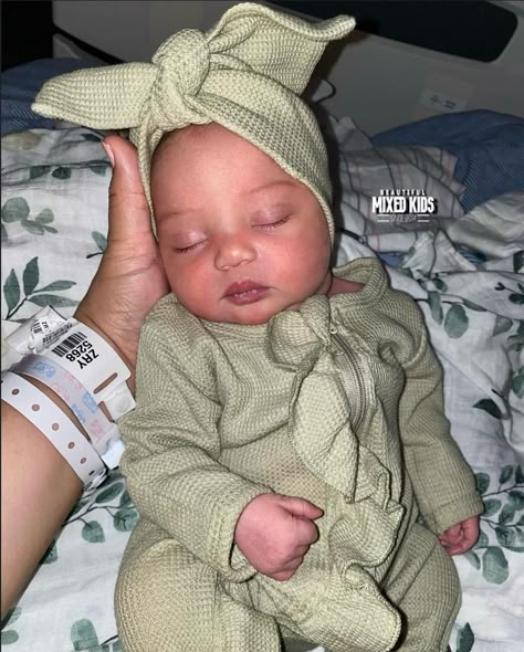 Cute Mixed Babies Newborn, Mixed Newborn Baby Girl, Mixed Newborn, Mixed Baby Girl, Blasian Babies, Biracial Babies, Mix Baby Girl, Newborn Mom, Kardashian Kids