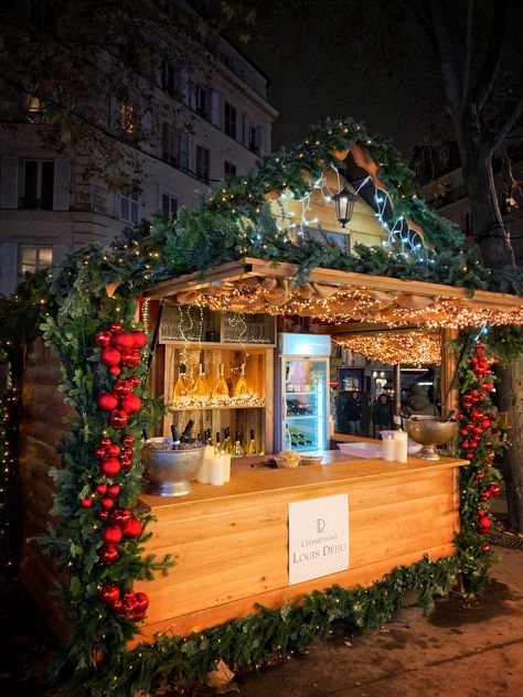 Christmas Market Decoration Ideas, Large Christmas Installation, Winter Pop Up Store, Christmas Market Stand Ideas, Christmas Festival Decorations, Bath Christmas Market, Christmas Market Booth Ideas, Xmas Market Ideas, Christmas Market Decorations