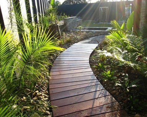 Curved Wooden Walkway Home Design Ideas, Pictures, Remodel and Decor Wood Pathway, Wooden Pathway, Wood Walkway, Wooden Path, Backyard Walkway, Walkway Landscaping, Walkway Design, Outdoor Walkway, Walkways Paths