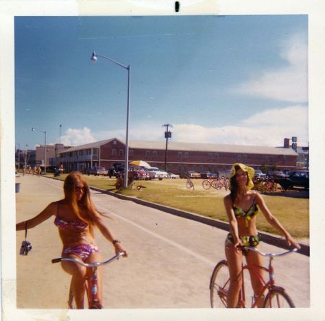 Bicycle Girls 1970s Americana Aesthetic, Seni Pastel, 70s Aesthetic, 80s Aesthetic, Bicycle Girl, Vintage Americana, California Dreamin', Summer Dream, Vintage Summer