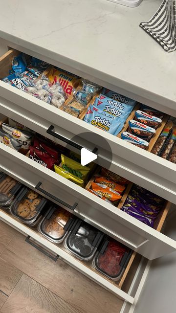 Catherine Benson on Instagram: "Nothin but snacks!! I have a house full of kids this weekend & if I hear “there is nothing to eat in the house”…l’m droppin bodies! 😎😆 #asmr #restock #snackdrawer #pantryrestock #snackrestock #momlife #organizedhome #fridgerestock" Cafe Fridge Organization, New Kitchen Organization Ideas, Alcohol Organization Ideas, Home Snack Bar Ideas, Pantry With Bar, Snack Cabinet Organization, Snack Drawer Ideas, Snack Pantry Organization, Small Fridge Organization Ideas