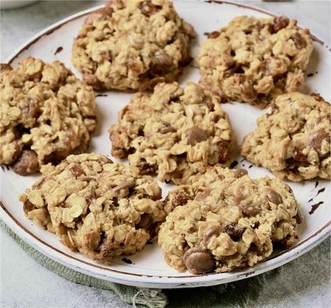 Biscuits à l'avoine à 5 ingrédients Almond Butter Oatmeal, Banana Oat Cookies, Banana Chocolate Chip Cookies, Almond Joy Cookies, Biscuits Diététiques, Healthy Chocolate Chip Cookies, Almond Butter Cookies, Gluten Free Oatmeal, Healthy Chocolate Chip