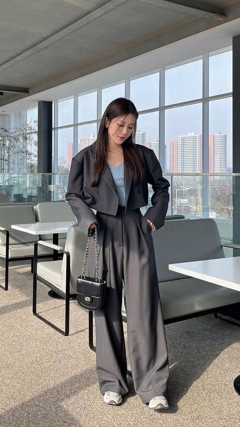 suit female gray color fashion movie brunette long hair haircut business style Outfit Korean Style, Korean Fashion Outfits, Korean Casual Outfits, Everyday Fashion Outfits, Korean Fashion Dress, Elegante Casual, Classy Work Outfits, Ținută Casual, Elegantes Outfit