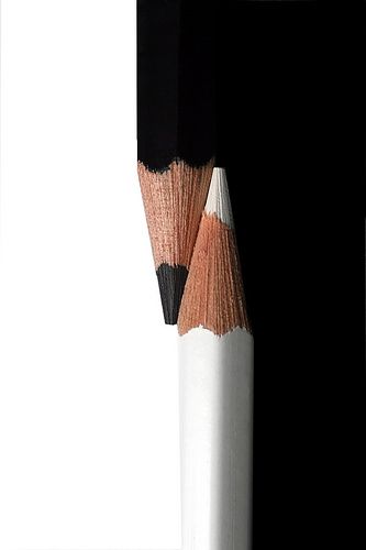 I like how the pencils showcase the emphasis of color. I would have done a different background with more than just two solid colors. Charcoal Drawings, Foto Tips, Foto Art, Black N White, Abstract Photography, Foto Inspiration, Life Photography, Still Life Photography, Urban Art