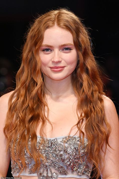 Black Actresses, Voluminous Hair, Eyeliner Looks, Sadie Sink, Emma Roberts, Emma Stone, Famous Celebrities, Emma Watson, Celebrity Photos