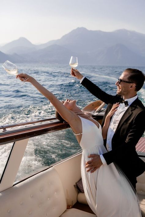 Cruise Wedding Pictures, Lake Como Boat Photoshoot, Engagement Photos Boat, Yacht Wedding Decor, Italian Photoshoot, Yacht Reception, Boat Wedding Photos, Boat Wedding Reception, Yacht Wedding Ideas