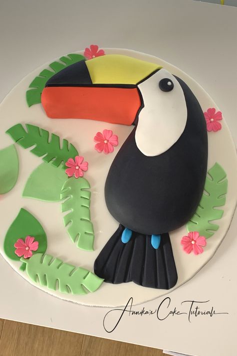 Perfect for a jungel themed birtday cake. Easy step by step video tutorial Toucan Cake, Parrot Cake, Cake Kids Birthday, Hawai Party, Kids Birthday Cake, Cake Kids, Toucan Bird, Animal Cakes, Cake Easy