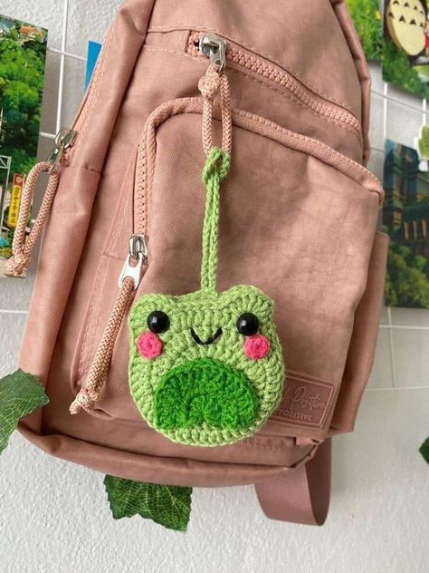 Crochet Bag Pouch Charms, Mini Crochet Projects Ideas, Airtag Crochet, Crochet Desk Organizer, Crochet Purse Charms, Mini Crochet Pouch, Frog Bag Crochet, Crochet Mini Bag Free Pattern, Crochet Bag Charm Free Pattern