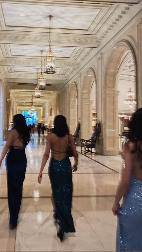 Prom Night Photos, Hotel Prom Pictures, Prom Night Photoshoot, Park Prom Pictures, Formal Dance Aesthetic, Prom Aesthetic Friends Party, Museum Prom Pictures, Prom Instagram Story Ideas, Prom Limo Pictures